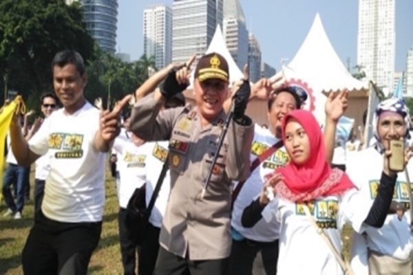  MAY DAY: Pantau Perayaan Hari Buruh, Kapolda Metro Jaya Ikut Goyang Maumere