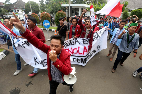  FOTO: Hardiknas Mahasiswa Demo Geruduk Kantor DPRD Jabar