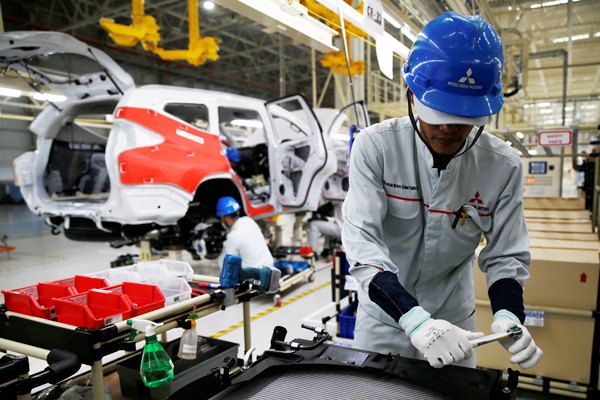 Pekerja merakit mobil Mitsubishi Pajero, di pabrik PT Mitsubishi Motors Krama Yudha Indonesia, Cikarang, Bekasi, Jawa Barat, Selasa (25/4)./REUTERS-Beawiharta