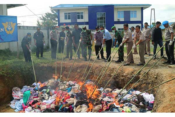  Bea Cukai Entikong Musnahkan Puluhan Karung Pakaian Bekas