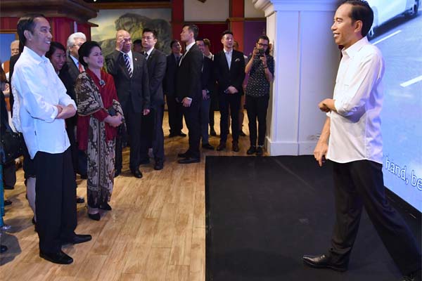  Jokowi Bertemu \'Kembarannya\' di Hong Kong