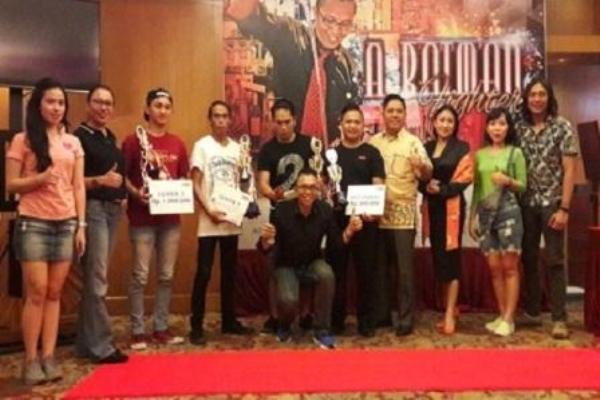 Pemenang lomba bartender HUT ke-8 Hotel Aston Manado berfoto bersama dengan GM Tommy Soetrisno (empat dari kanan)