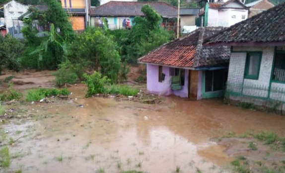 7 Rumah di Pasirjambu Kab. Bandung Hancur Diterjang Banjir Bandang