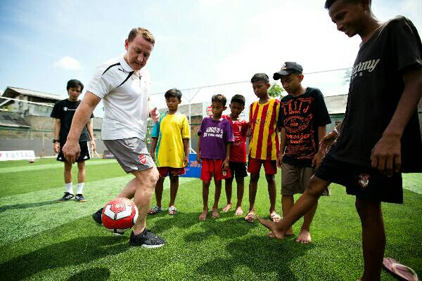  Ray Parlour Resmikan Tiga Lapangan Sepak Bola di Jakarta Utara