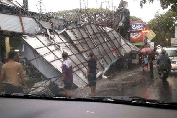  BANDUNG DITERJANG BADAI? Ini Kerusakan yang Terjadi