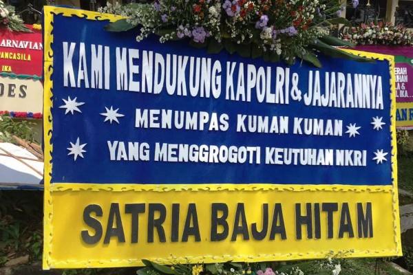  Kiriman Bunga Satria Baja Hitam dan Emak Rempong untuk Polisi