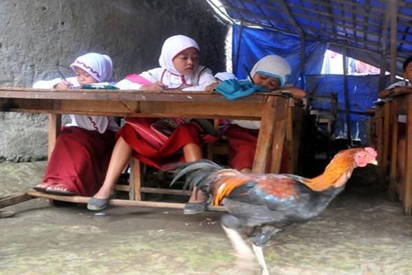  Sekolah Disegel, Siswa Belajar di Luar Kelas