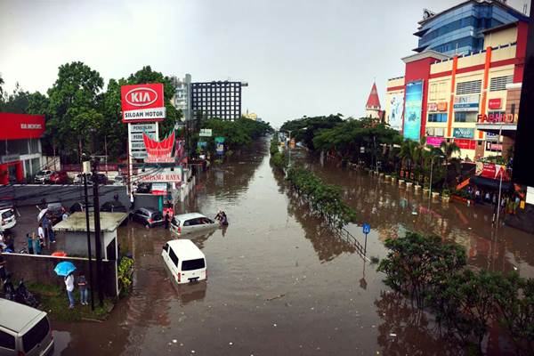  PASTEUR BANJIR : Macet, Lalu Lintas ke Tol Putus