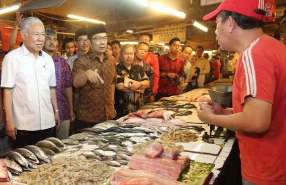 Menteri Perdagangan Enggartiasto Lukita ditemani Wali Kota Bandung Ridwan Kamil saat sidak ke Pasar Kosambi hari ini/Istimewa