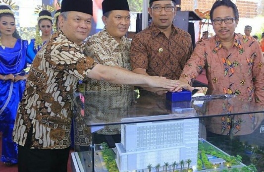 Emil saat melakukan groundbreaking RSKIA/Istimewa