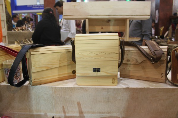  Tampil Gaya dengan Tas Kayu Unik