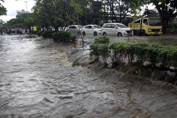 Sejumlah kendaraan terjebak banjir di kawasan Pasteur, Bandung, Jawa Barat, Senin (24/10)./Antara
