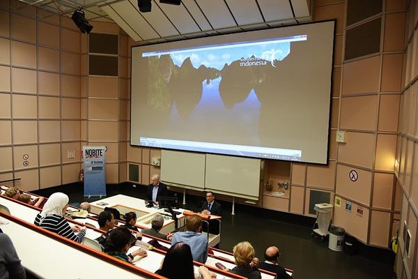 Foto: Suasana kuliah umum oleh Prof. Dr. Wolfgang Graninger di Medical University of Vienna, Austria (Dok. KBRI/PTRI Wina)