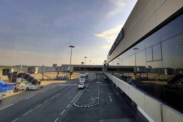 Petugas melintas di Bandara Hang Nadim, Batam, Kepulauan Riau./JIBI-Dwi Prasetya