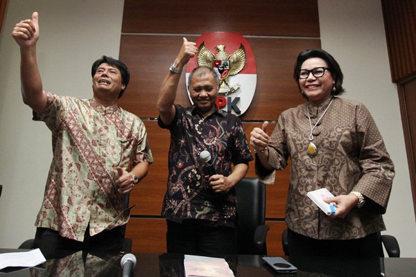 Ketua KPK Agus Rahardjo (tengah) bersama Pimpinan KPK Basaria Panjaitan (kanan) dan Dirut Pertamina Elia Massa Manik mengacungkan jempol, seusai pertemuan di Gedung KPK, Jakarta, Senin (20/3)./Antara-Reno Esnir