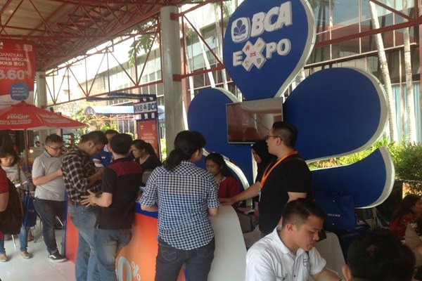 Para pengunjung melakukan transaksi di booth BCA Expo pada IIMS 2017/foto-Bisnis/Yusran Yunus