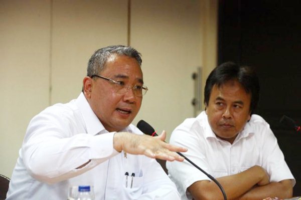 Menteri Desa, Pembangunan Daerah Tertinggal, dan Transmigrasi Eko Putro Sandjojo (kiri), memberikan paparan didampingi Wakil Pemimpin Redaksi Asep Mh. Mulyana saat berkunjung ke Wisma Bisnis Indonesia di Jakarta, Jumat (5/5). Alokasi dana desa pada 2017 direncanakan mencapai Rp120 triliun, naik dua kali lipat dari alokasi tahun ini sekitar Rp60 triliun.  Foto: JIBI/Bisnis/Dwi Prasetya