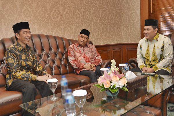 Presiden Joko Widodo (kiri) berbincang dengan Ketua Umum Pengurus Besar Nahdlatul Ulama (PBNU) Said Aqil Siroj (tengah), dan Sekretaris Jenderal PBNU Helmy Faishal Zaini, di kantor pusat PBNU, Jakarta, Senin (7/11)./Antara-Yudhi Mahatma