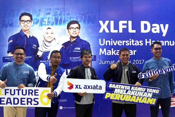 Wakil Wali Kota Makassar Syamsu Rizal (kedua kanan) bersama dengan VP XL Axiata North Regional Handono Warih (tengah) bersama jajaran PT XL Axiata Tbk. saat roadshow Xl Future Leaders di Univiersitas Hasanuddin Makassar, Jumat (5/5/2017).