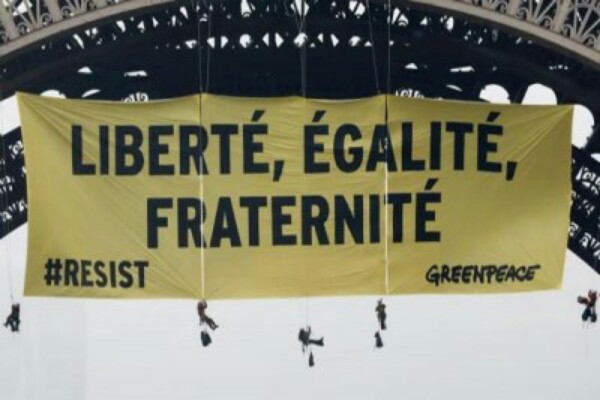  Aktivis Greenpeace Pasang Spanduk di Eiffel Tolak Marine Le Pen