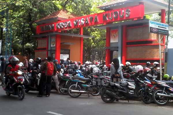  DAYA TARIK WISATA: PKL Taman Krida Kudus Ditata