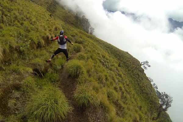  LARI LINTAS ALAM RINJANI: Eny Rosita Juara Kategori 60 KM