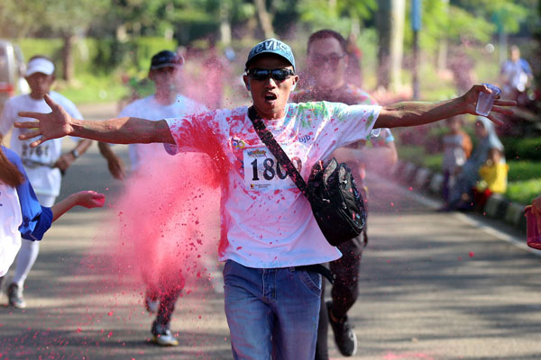  FOTO: 3.000 Pelari Meriahkan BJB Sabilulumpat Color Run