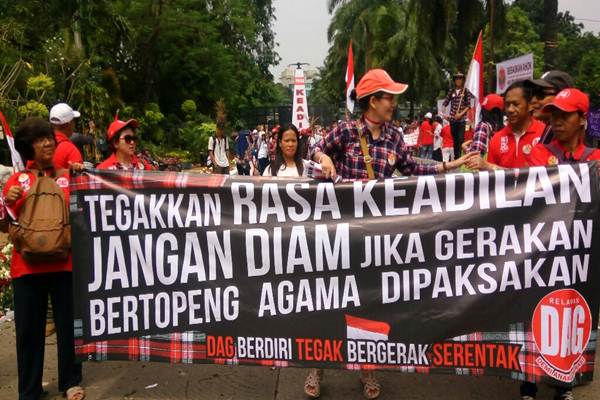  PUTUSAN SIDANG AHOK : Tunggu Vonis, Pendukung Ahok Joget Maumere