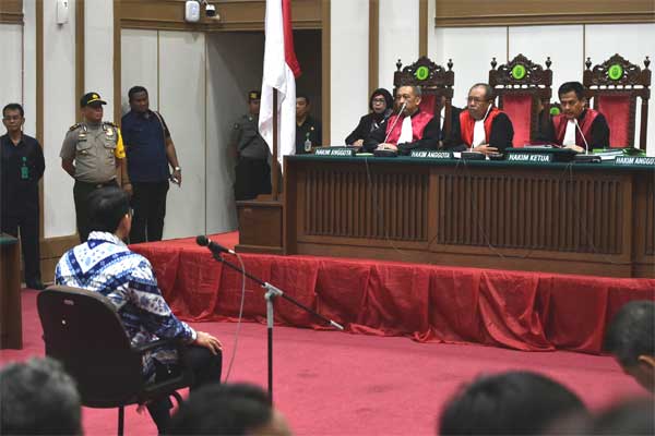  AHOK DIVONIS 2 TAHUN : Hakim Perintahkan Ahok Ditahan