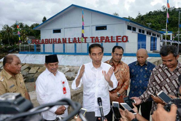  Jokowi & Suka Cita di Desa Tapeleo