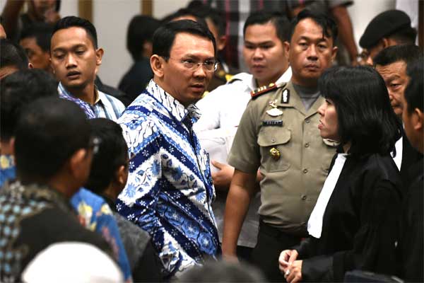  Kendaraan Berlapis Baja Bawa Ahok ke Rutan Cipinang