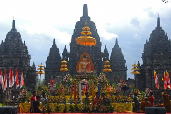  Ribuan Umat Buddha Jalani Prosesi Waisak dari Mendut ke Borobudur