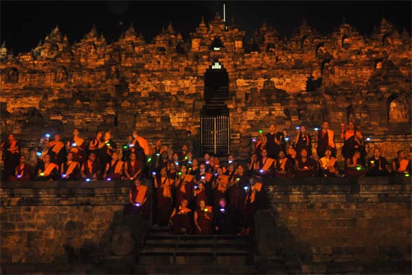  Ribuan Umat Buddha Ikuti Prosesi Detik-detik Waisak