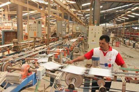  INDUSTRI KERAMIK  : Penjualan Terus Merosot