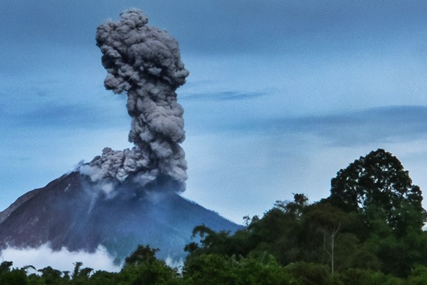  Gunung Sinabung Semburkan Material Vulkanik