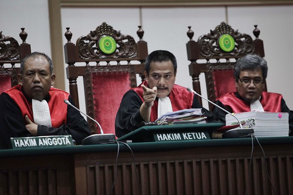 Hakim Ketua Dwiarso Budi Santiarto (tengah) memimpin sidang lanjutan kasus dugaan penistaan agama dengan terdakwa Basuki Tjahaja Purnama atau Ahok di Pengadilan Jakarta Utara, Auditorium Kementan, Jakarta, Selasa (11/4)./Antara