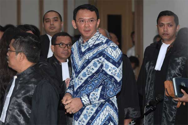  Ini yang Dilakukan Surya Paloh Saat Jenguk Ahok