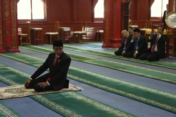  LAPORAN DARI BEIJING: Presiden Jokowi Sempatkan Salat di Masjid Niujie