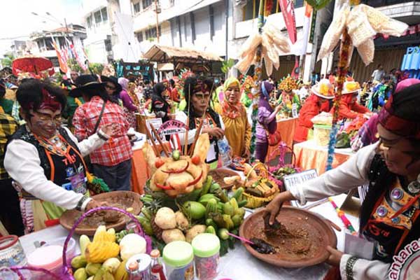  HUT KE-724 SURABAYA: Festival Rujak Uleg, Diikuti 300 Kelompok