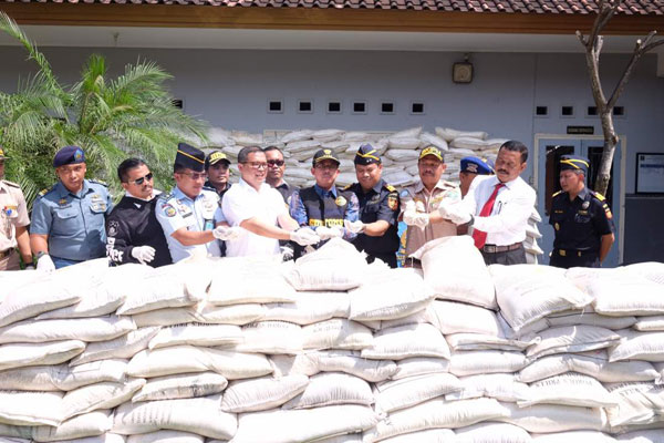  Patroli Laut Bea Cukai Tangkap Kapal Penyelundup 63,8 Ton Amonium Nitrat Di Laut Bali