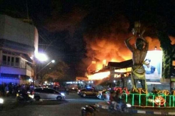  PASAR SONGGOLANGIT Ponorogo Terbakar, 8 Mobil Pemadam Dikerahkan