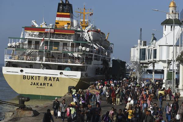 Sejumlah penumpang turun dari Kapal Pelni Bukit Raya Jakarta saat berlabuh di Gapura Surya Nusantara Pelabuhan Tanjung Perak, Surabaya, Jawa Timur./Antara