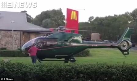 Pilot mendaratkan helikopternya untuk membeli makanan/Daily Mail