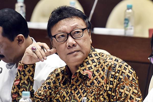 Mendagri Tjahjo Kumolo mengikuti rapat kerja dengan Komisi II DPR di Kompleks Parlemen, Senayan, Jakarta, Selasa (22/2)./Antara-Hafidz Mubarak A.