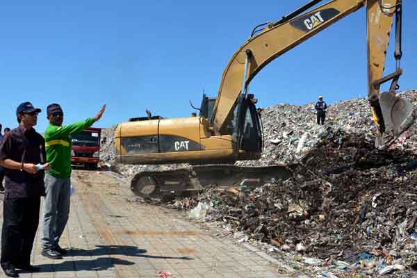  Pemkot Denpasar Datangkan 200 Truk Uruk Sampah di TPA Suwung