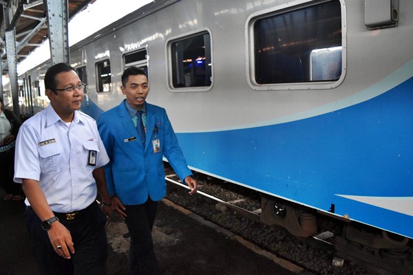  PERKERETAAPIAN : PT KAI Raup Pendapatan 2016 Capai Rp14,5 Triliun