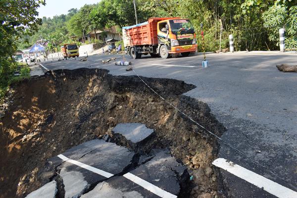  Jalan Inspeksi Kalimalang Amblas, Dinas PUPR Kaji Perbaikan