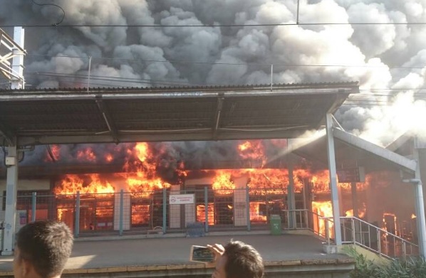  Klender Terbakar, Kereta Api dari Bandung Terganggu