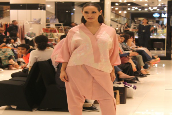  Tampil Edgy dengan Gaya Feminin