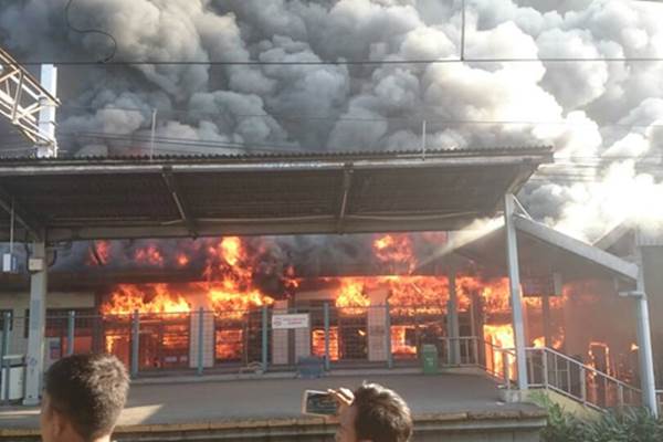  DAMPAK STASIUN KLENDER TERBAKAR: KRL Commuterline Tak Bisa Naik-Turunkan Penumpang di Stasiun Ini